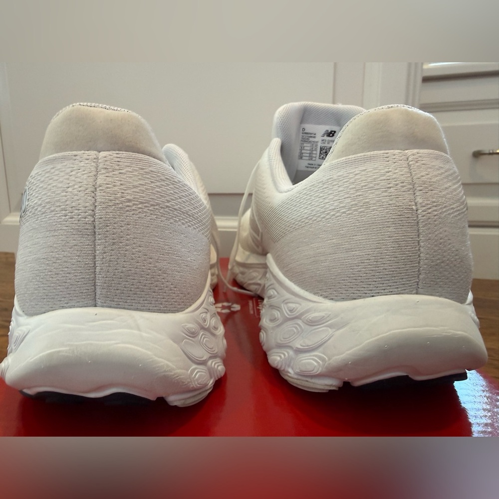 New Balance 880 athletic shoes- size 11. Very light wear. See tag - Picture 4 of 8